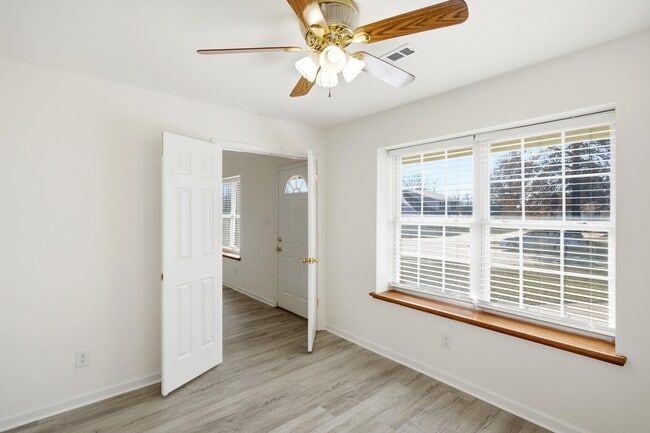 Building Photo - 1709 Juniper Dr