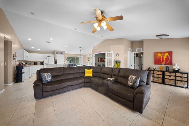 Building Photo - Beautiful 3 bedrooms 2 bathrooms single family home in Lehigh Acres