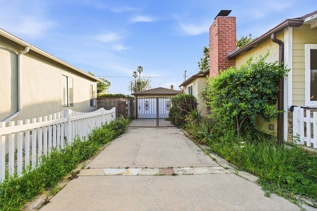 Building Photo - Beautiful 3 Bed + 2 Bath House + Front & Back Yard, Garage, Driveway