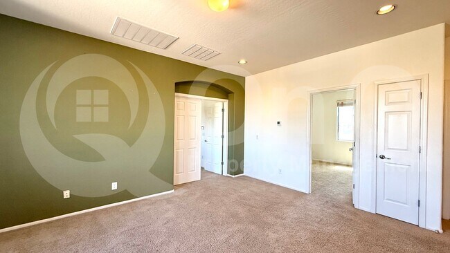Building Photo - 2131 E Yellowstone Pl