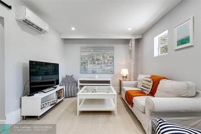 Building Photo - 1704 SW 4th Ct