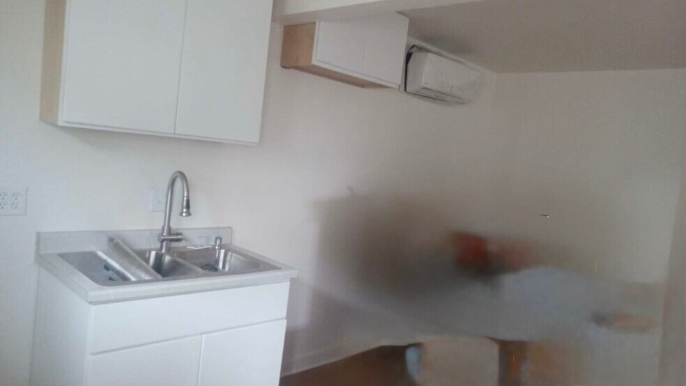 Building Photo - 690 W 8th St