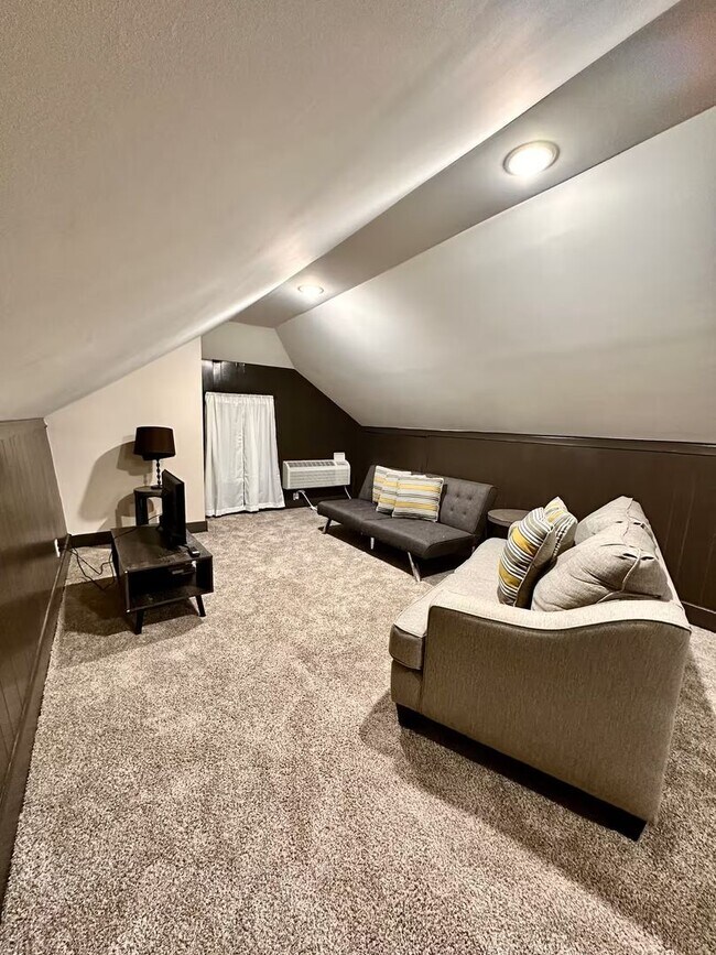 Building Photo - Spacious 5 Bedroom Available