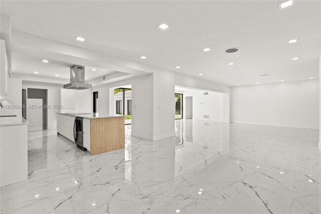 Building Photo - 112 E 1st Ct