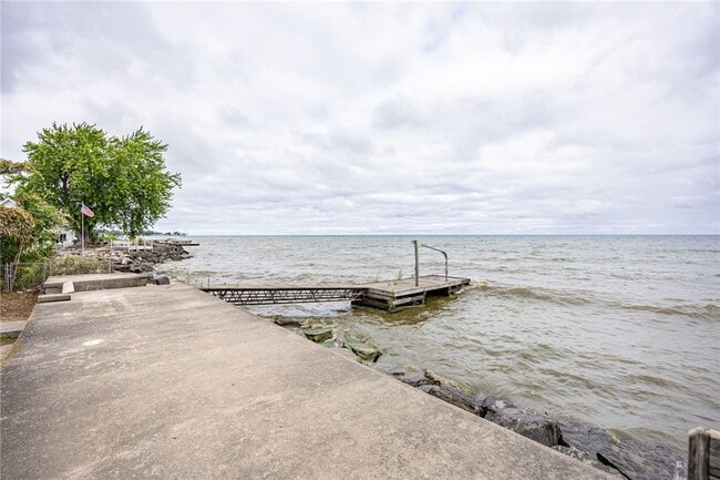 Building Photo - 200 Lakeshore Dr