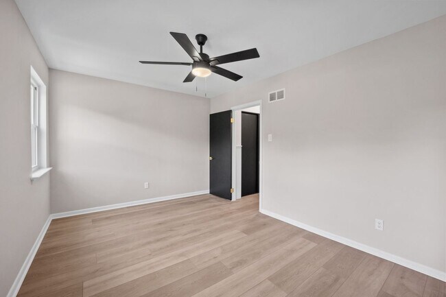 Building Photo - 857 Green Valley Dr