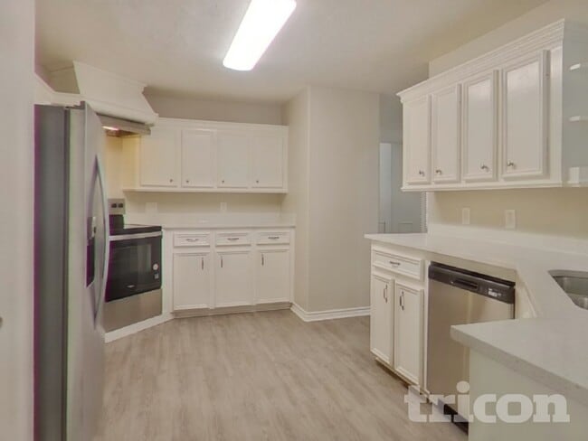 Building Photo - 729 Forest Ln Dr