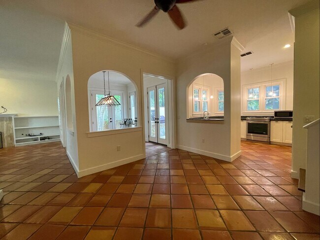 Building Photo - Davis Islands Spanish Med 3 Bed 2.5 Bath 1 car garage with Spool