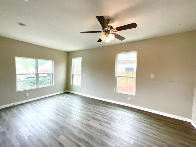 Building Photo - Move-In Ready 3BD/2BA – Laminate Floors, Fenced Yard & Prime Location! ACCEPTS SECTION 8
