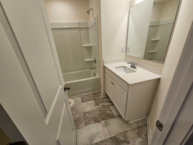 Building Photo - Like New Town Home in Kellerton Place, Monroe!