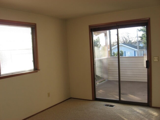 Building Photo - 824 SE Jensen St