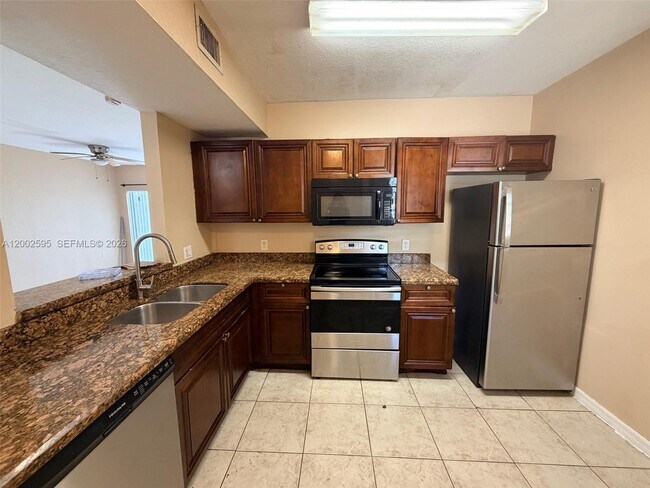 Building Photo - 1133 Golden Lakes Blvd