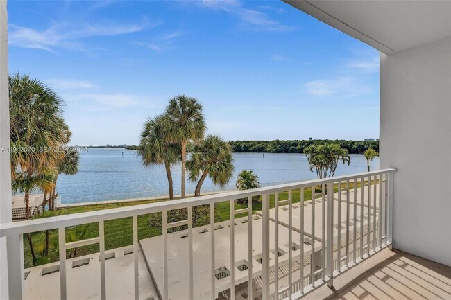 Building Photo - 500 Bayview Dr