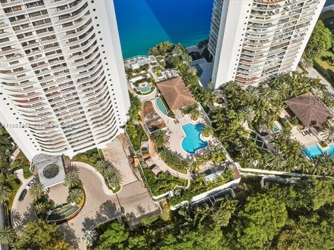 Building Photo - 3000 Island Blvd