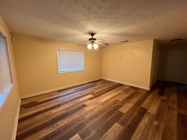 Building Photo - Tiger Inn