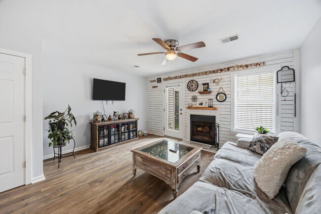 Building Photo - Modern Comfort & Convenience in Regents Green Townhome