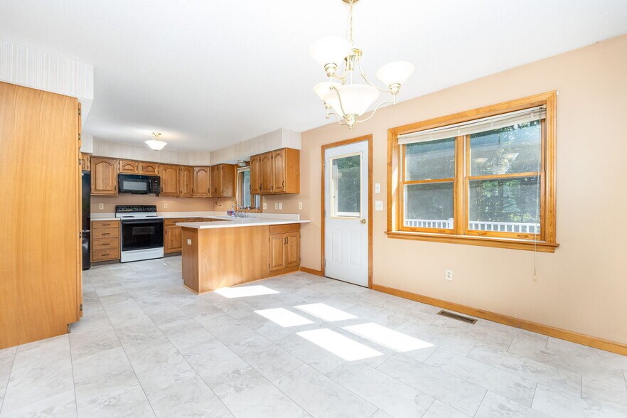 Building Photo - 84 Eastwood Dr