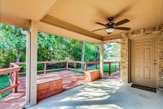 Building Photo - 1004 Misty Acres Dr