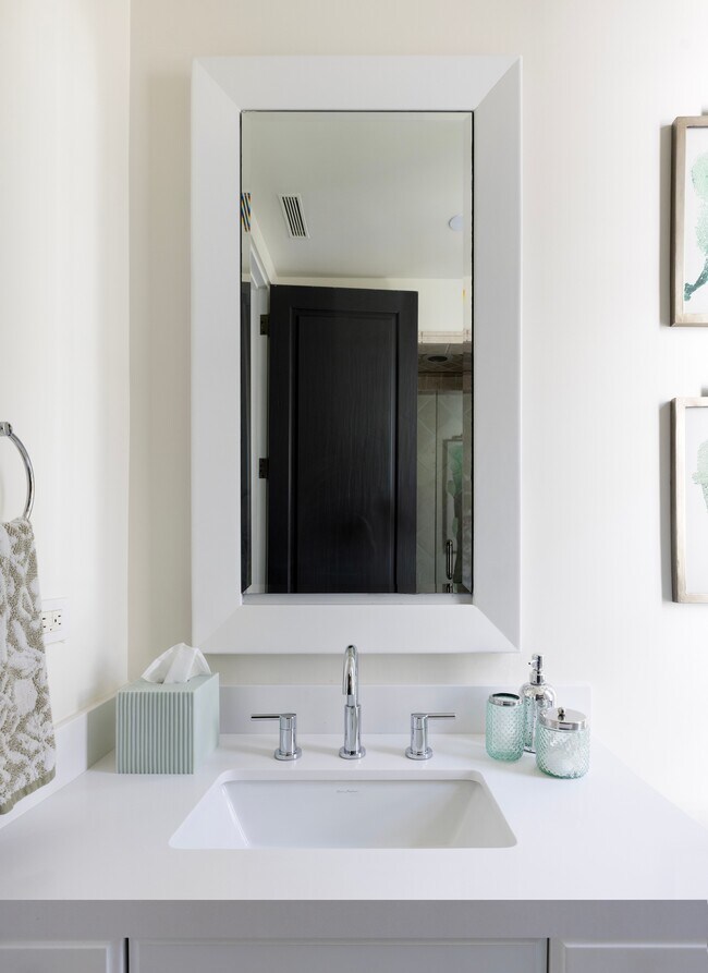 Building Photo - 260 Evening Canyon Rd