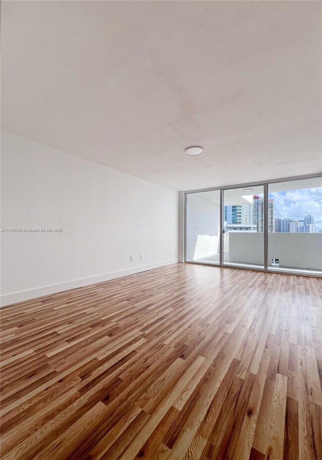 Building Photo - 1420 Brickell Bay Dr