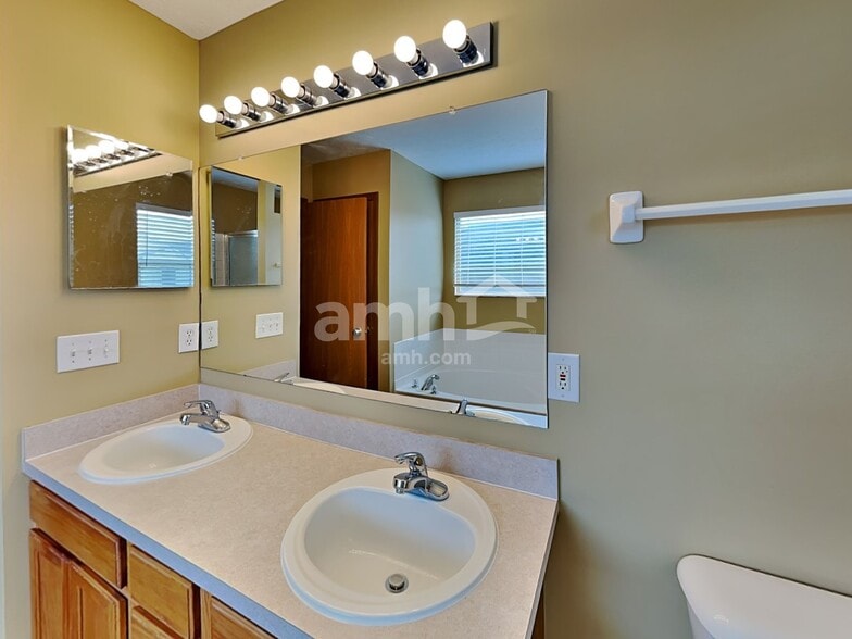 Building Photo - 494 Lockmead Dr