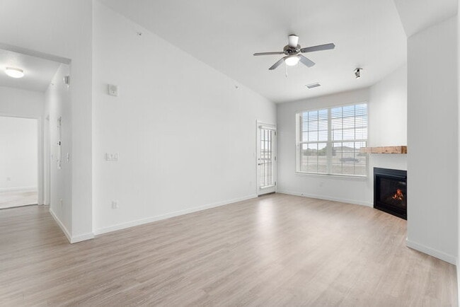 Building Photo - Gorgeous 2 beds 2 baths in Parker! Holiday...