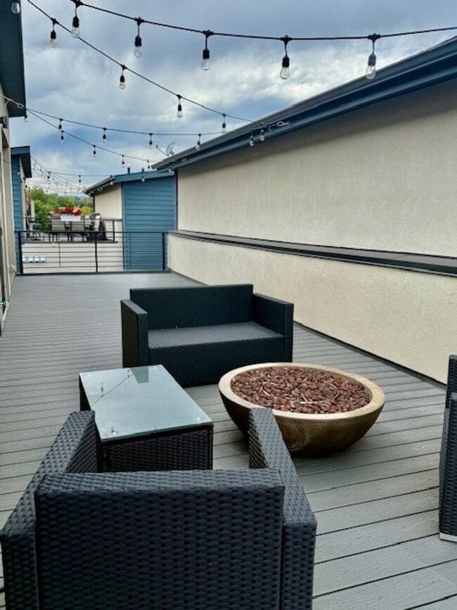Building Photo - Modern 3 bed, 3.5 bath Townhome Blocks fro...