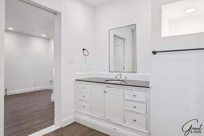 Building Photo - 4 bedroom $1550