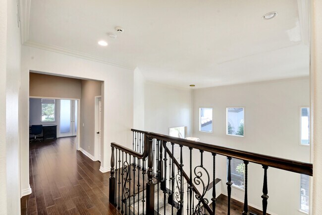 Building Photo - 27452 Avanti Dr
