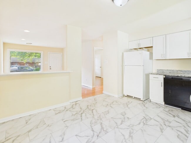 Building Photo - 818 Winnetka Ave