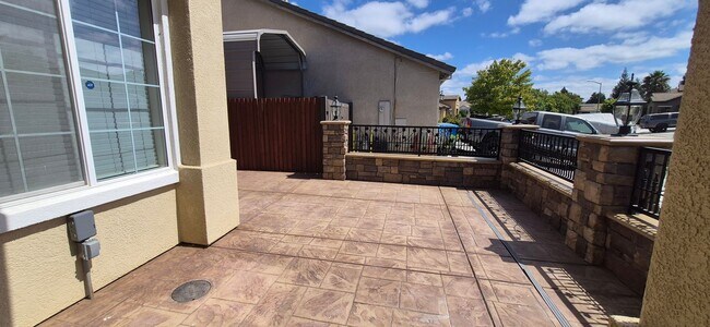 Building Photo - 2080 Mariposa Dr