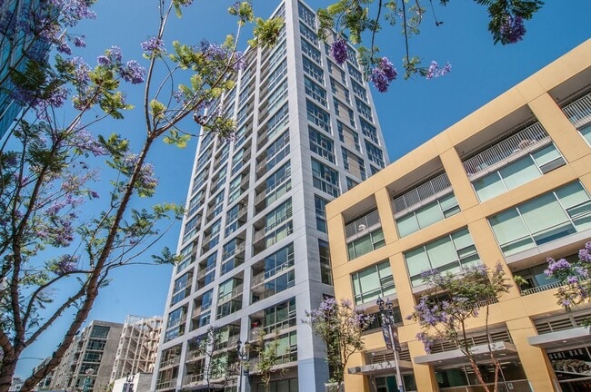Building Photo - Modern Downtown 1 Bedroom with balcony at ...