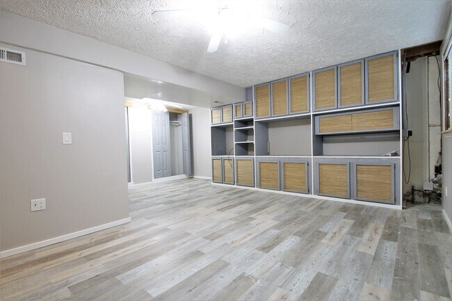 Building Photo - Coming Soon! 3 Bedroom / 2 Bath In Bellevu...
