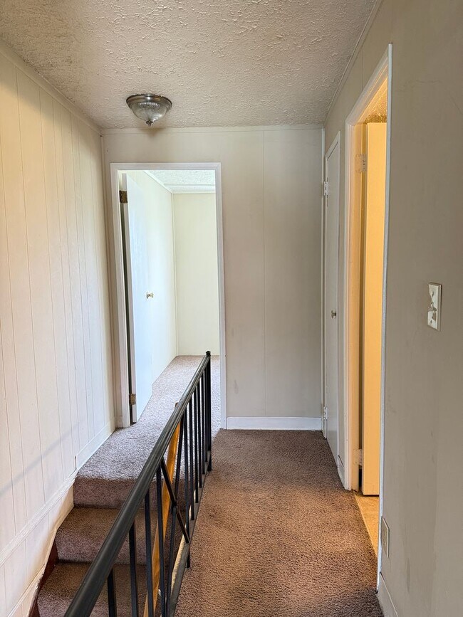 Building Photo - BROOKSTON...2 Bedroom 1 Bath