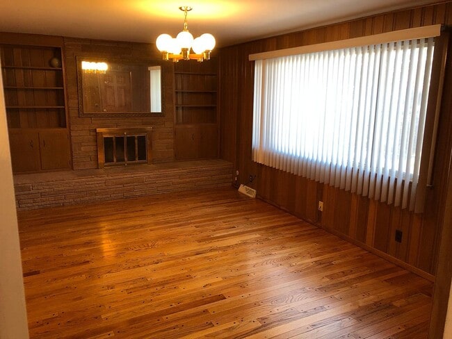 Building Photo - 7309 Dellwood Rd NE