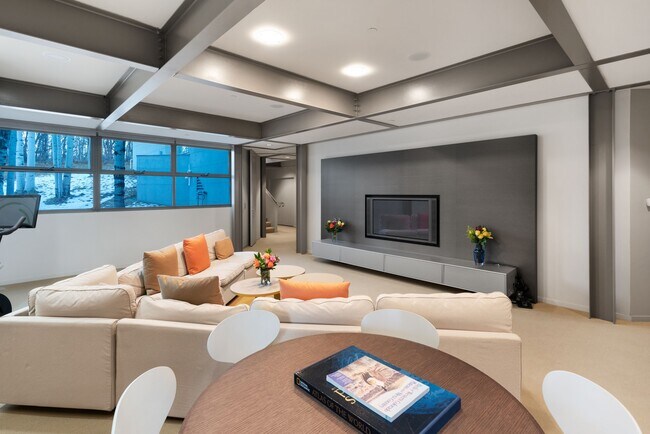 Building Photo - 821 Cluny Rd