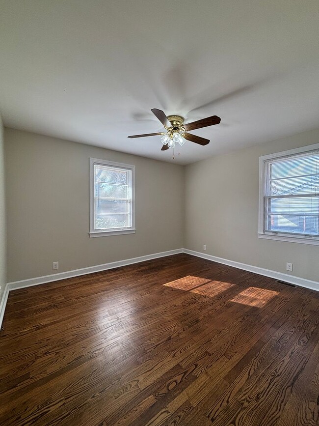 Building Photo - Adorable Move-In Ready Donelson Home!