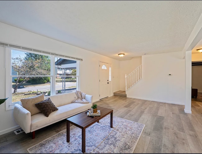 Building Photo - 2117 Drumlin Dr