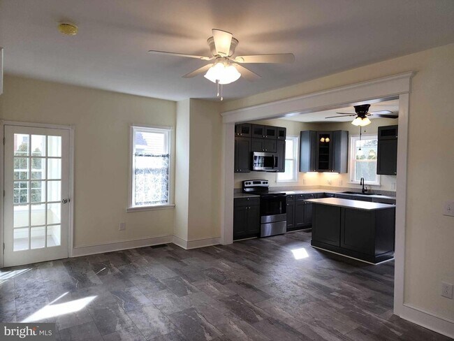 Building Photo - 522 S Broadway