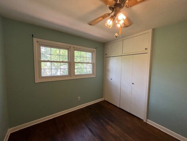 Building Photo - Perfect "Work from Home" Location!