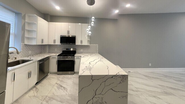 Building Photo - Breathtaking House for Rent wt Roof Deck