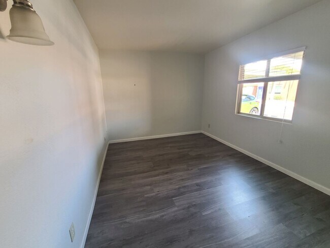 Building Photo - 2831 N Estrella Ave