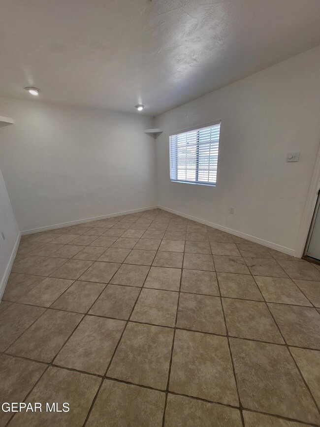Building Photo - 4600 Sierra Vista Dr