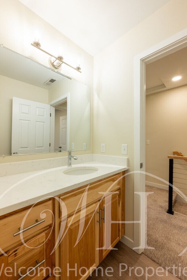 Building Photo - Spacious 2 bedroom duplex with attached garage