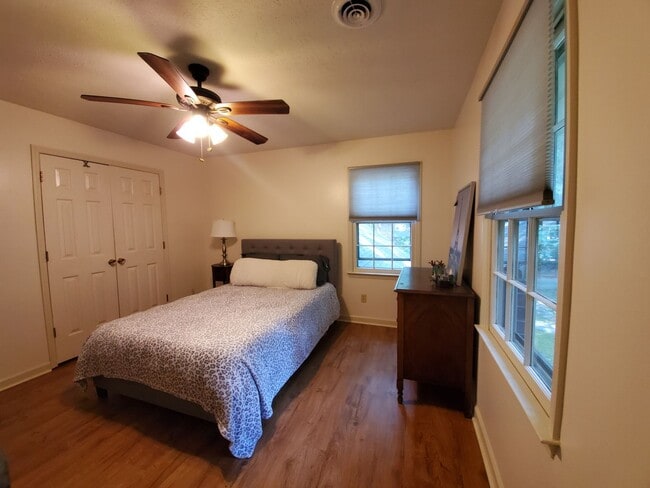 Building Photo - 225 Woodglen Dr