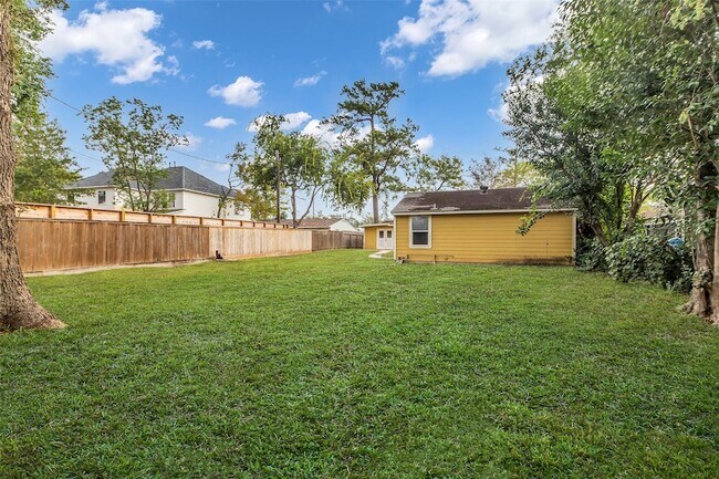 Building Photo - 4303 Piney Woods Dr