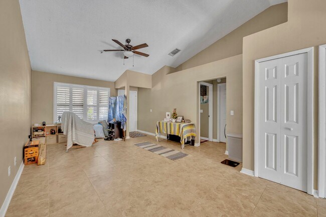 Building Photo - Oviedo Condo One-bedroom Available UTILITIES included.