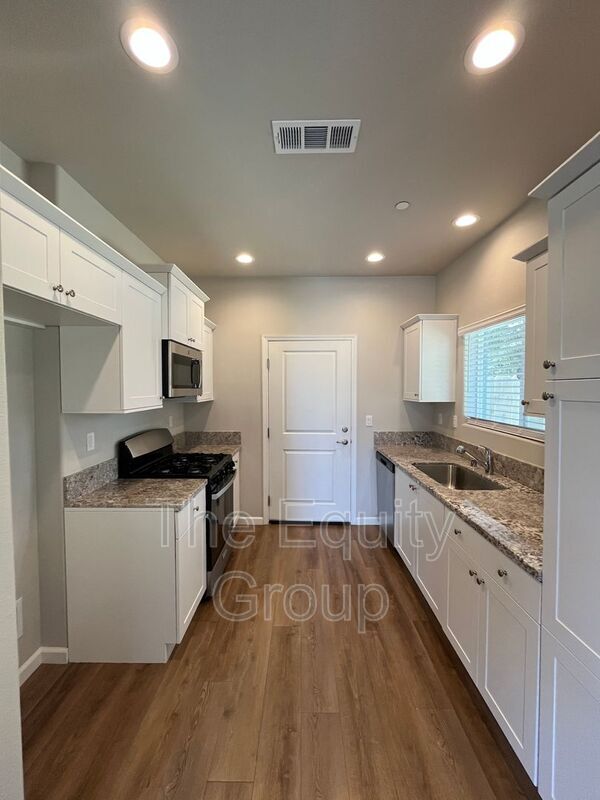 Building Photo - 405 S Summit St