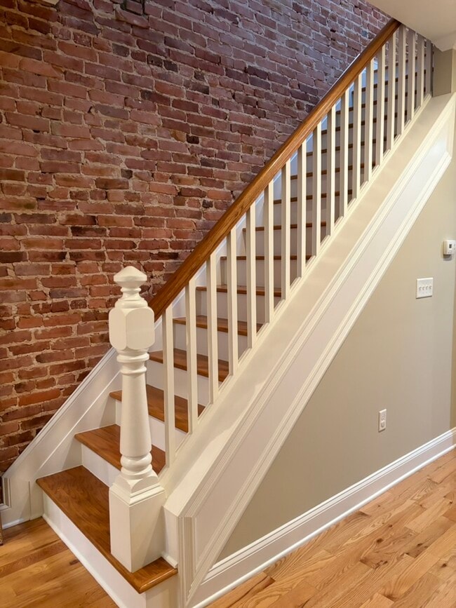 Building Photo - 143 N Kenwood Ave