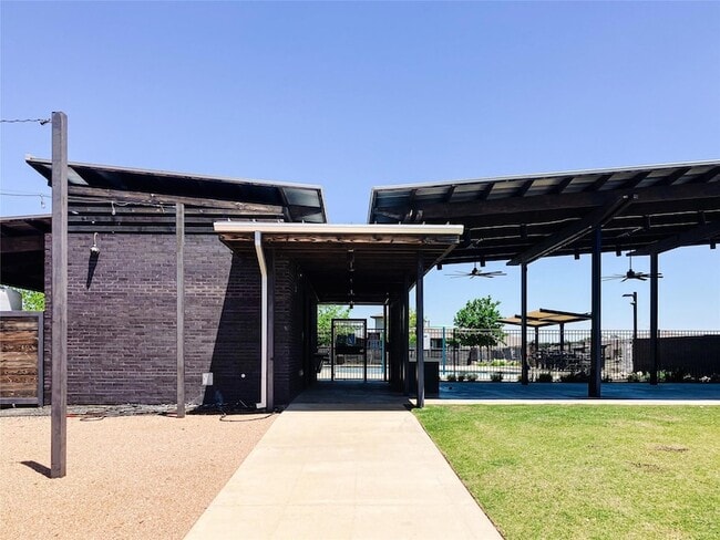 Building Photo - 253 Deserti Rd